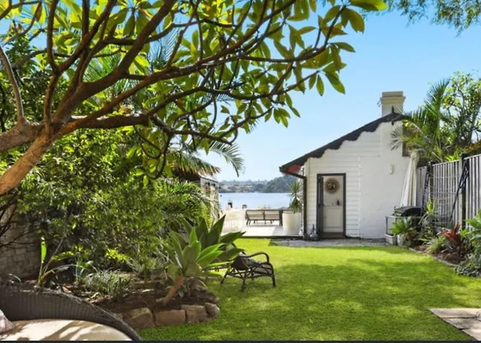 Sydney Harbourfront Boathouse And Studio Escape